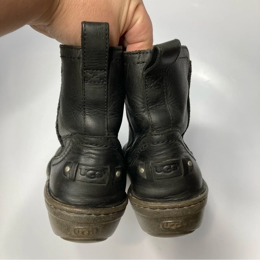UGG Neevah short boot‎ black leather Shearling lined size 7